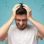 لماذا يداهمك صداع بعد الظهر في العمل؟ السر في كوب الماء